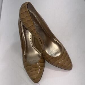 BCBG Girls Tan Old Money Timeless Classic Leather Snake Skin Pumps Heels Size 7